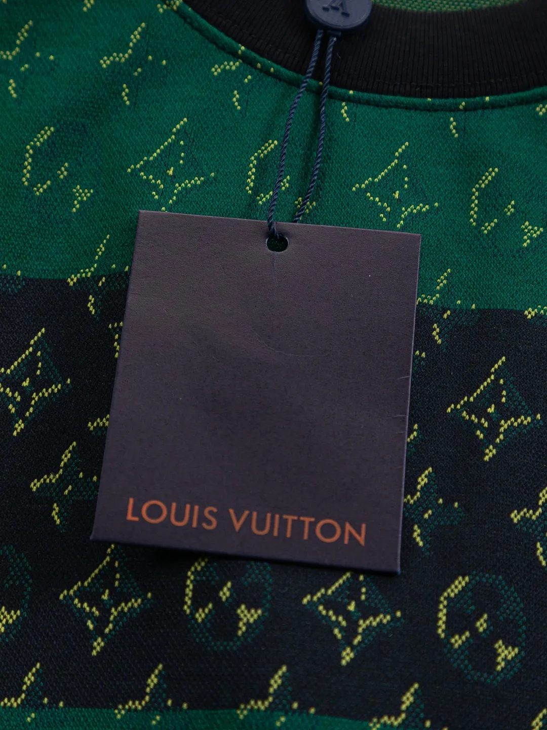 🅿️200 Louis Vuitton 1V LV lv slightly wide version S-XL LV 26ss new products are available at counters simultaneously. Multiple craftsmanship. Contrast color jacquard large stripes all over the body 🪡 embroidery. Round neck short-sleeved T-shirt, same style for men and women! Consigned to one-to-one creation. Synchronized with the official website, pure cotton fabrics at the counter! It is close to the skin and comfortable, durable and easy to wear. It has a classic and simple logo design and meticulous original craftsmanship. Short-sleeves, a must-have item for men, do not appear to be the same for the general public, but must be unique and eye-catching. This LV short-sleeve is all about quality, comfort, the same shape and fashion as always, including fabrics and cutting techniques. All of them have been made with great effort! 320 grams of washed pure cotton fabric, pure cotton is breathable, very refreshing and comfortable for daily wear. The rib knitting on the neckline is smooth and tight, and the neckline will not be skewed if you toss it at will. The loose version, you will find that it looks really good on the upper body. The overall is minimalist and neat, super versatile for daily use! Pair it casually with a pair of pants for a youthful look. A T-shirt will make your outfit crazy. It is a fashionable item that can never go wrong! Color: Black White Size: S-XL Size chart: S: Shoulder width 50-Bust 56-Length 70 M: Shoulder width 52-Bust 57-Length 72 L: Shoulder width 54-Bust 59-Length 74 XL: Shoulder width 56-Bust 62-Length 76